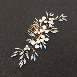 Peigne à cheveux de mariée avec fleurs blanches et accents de feuilles de cristal bleu