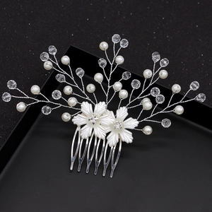 Pettine per capelli da sposa fatto a mano con fiori bianchi, perle e cristalli neri