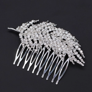 Détail d'un peigne à cheveux pour mariée avec motifs de feuilles argentées et strass brillants