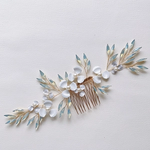 Peigne à cheveux de mariée fait main avec fil doré, fleurs blanches et perles