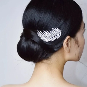 Peigne à cheveux de mariée classique en argent avec feuilles de strass sur chignon