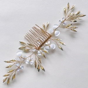 Peigne à cheveux de mariée doré avec fleurs blanches mates et gouttes de cristal jaune