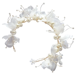 Serre-tête de mariée fait main avec fleurs en tissu blanc et perles sur fil d'or