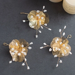 Épingles à cheveux dorées pour mariée avec fleurs en fil métallique et perles blanches