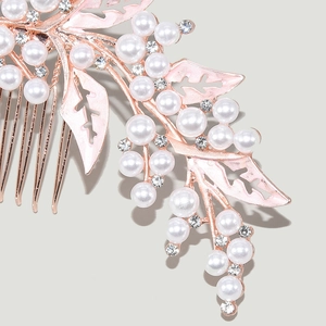 Dettaglio del pettine per capelli in oro rosa con foglie, perle e cristalli