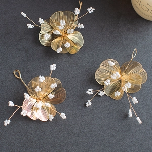 Ensemble de trois épingles à cheveux fleurs dorées avec pétales tissés et perles blanches
