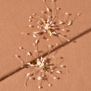 Détails macro de barrettes de mariage faites main avec perles blanches et cristaux