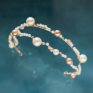 Elegant bridal set featuring golden headband with white pearls and champagne beads