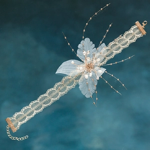 Choker de mariée élégant en dentelle blanche avec fleur vintage et fermoir doré