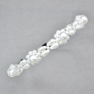 Serre-tête élégant en perles blanches pour mariée avec motifs floraux sur fond gris