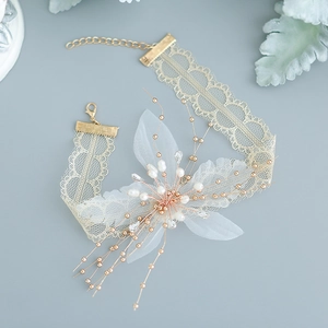 Choker de mariée élégant en dentelle avec perles et fleurs fait main pour mariages