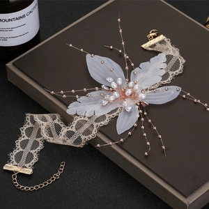 Collier ras du cou en dentelle de mariée avec fleur en résille perles et strass