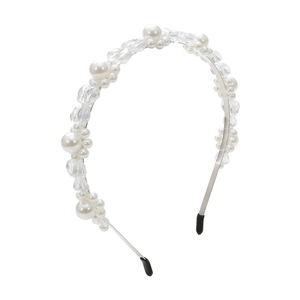 Détail de perles blanches et perles de cristal sur un serre-tête argenté élégant pour femme