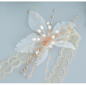 Collier ras du cou de mariée fait main avec perles blanches et feuilles dorées