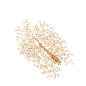 Eleganter Brauthaarkamm mit goldgewebten weißen Perlen im filigranen Zweigdesign