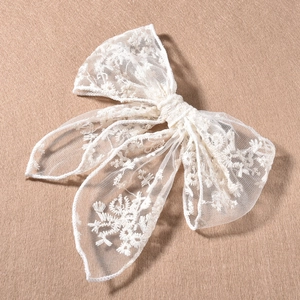 Elegante pinza para el pelo con lazo de encaje floral beige y bordado de malla suave