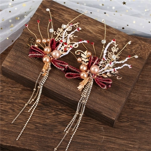 Barrettes à cheveux en velours rouge faites main avec fleurs perlées et glands strass