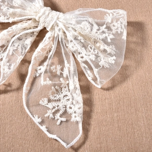 Elegante pinza para el pelo de encaje floral beige con bordado fino para mujeres