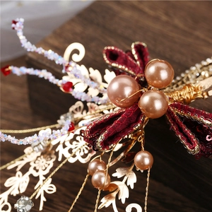 Parure de bijoux de mariage avec épingle à cheveux rouge perlé et fleurs dorées ciselées