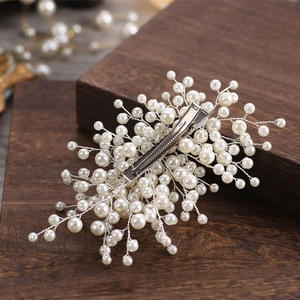 Eleganter Brauthaarkamm mit handgefertigten weißen Perlen und silbernem Metallclip