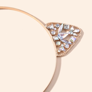 Gros plan détaillé du serre-tête oreilles de chat or rose avec cristaux multicolores