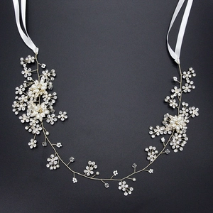 Eleganter Braut Haarschmuck mit weißen Perlen und Kristallen auf Golddraht mit Satinband