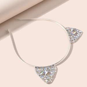 Détail d'un serre-tête oreilles de chat argenté avec strass scintillants