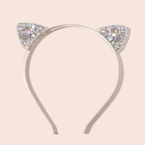 Détail du serre-tête oreilles de chat argenté avec des strass étincelants