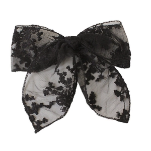 Elegante pasador de pelo con lazo de encaje bordado negro y textura de malla vintage