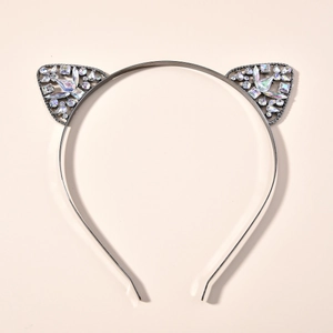 Détail d'un serre-tête oreilles de chat orné de cristaux colorés et strass brillants