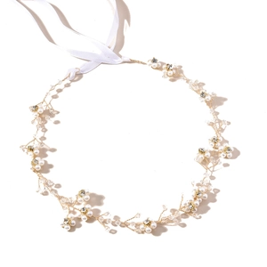 Serre-tête de mariée doré avec perles blanches et cristaux sur fond blanc épuré