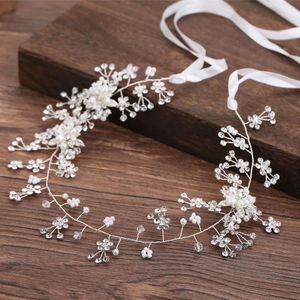 Silbernes Braut-Haarband mit weißen Blumen, Perlen und Kristallen mit Seidenbändern