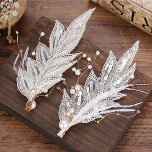 Barrettes de mariée exquises avec plumes blanches, dentelle et perles pour mariage