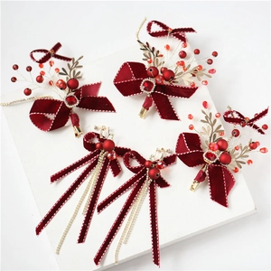 Elegantes Set aus weinroten Samtbogen-Braut-Haaraccessoires mit Quasten und Golddetails