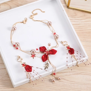 Exquisites rotes Brautschmuck-Set mit Blüten-Halskette und passenden Ohrringen für Hochzeiten