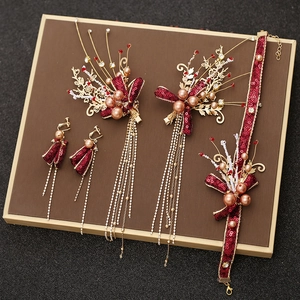 Détail de parure de cheveux de mariée chinoise avec glands dorés et paillettes rouges