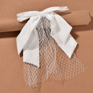 Barrette à cheveux avec nœud en satin blanc et voile en maille pour photos de mariage