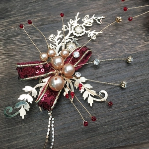 Accessoire de mariée vintage avec nœud rouge en paillettes, feuilles d'or et perles