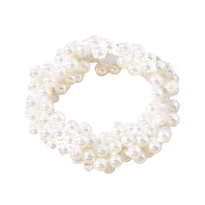 Détail de l'élastique à cheveux orné de perles blanches nacrées brillantes