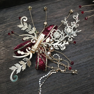 Pince à cheveux de mariée chinoise élégante avec fleurs dorées, nœuds bordeaux et pompons
