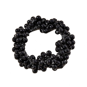 Vue détaillée d'un élastique à cheveux avec des perles noires brillantes et ruban extensible