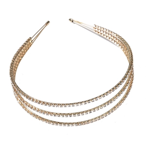 Détail du serre-tête doré à trois couches avec strass en cristal pour coiffure de mariée