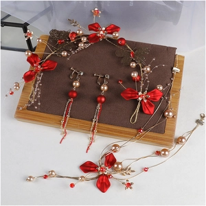 Exquisites rotes und goldenes Brautschmuck-Set mit Perlen und floralen Quasten-Details