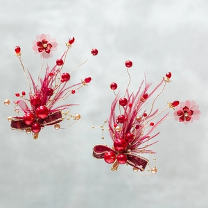 Parure de mariage rouge élégante avec plumes et détails floraux dorés