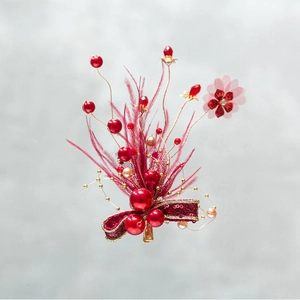 Détail d'un accessoire de mariée rouge avec perles, plumes et fleur en résille