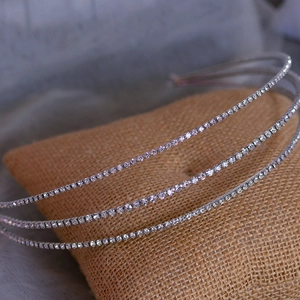 Détail du serre-tête argenté à trois rangées serti de cristaux brillants pour mariages