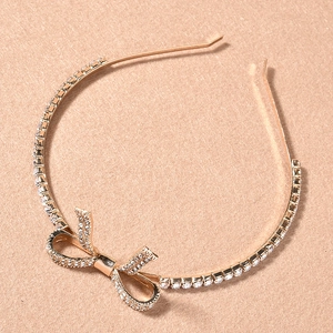 Elegante cerchietto da sposa dorato con strass scintillanti e fiocco di cristallo