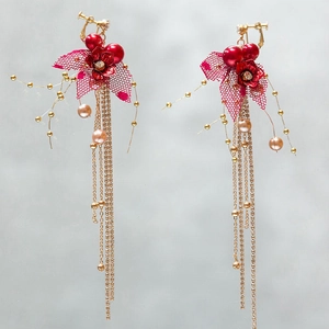 Boucles d'oreilles de mariée avec fleurs rouges, glands et perles pour parure de mariage