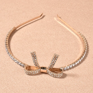 Elegante cerchietto da sposa oro rosa con fiocco di strass scintillanti per cerimonie