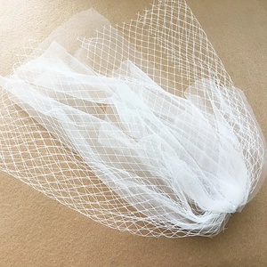 Elegante velo da sposa bianco con motivo a rete a maglie larghe per acconciature